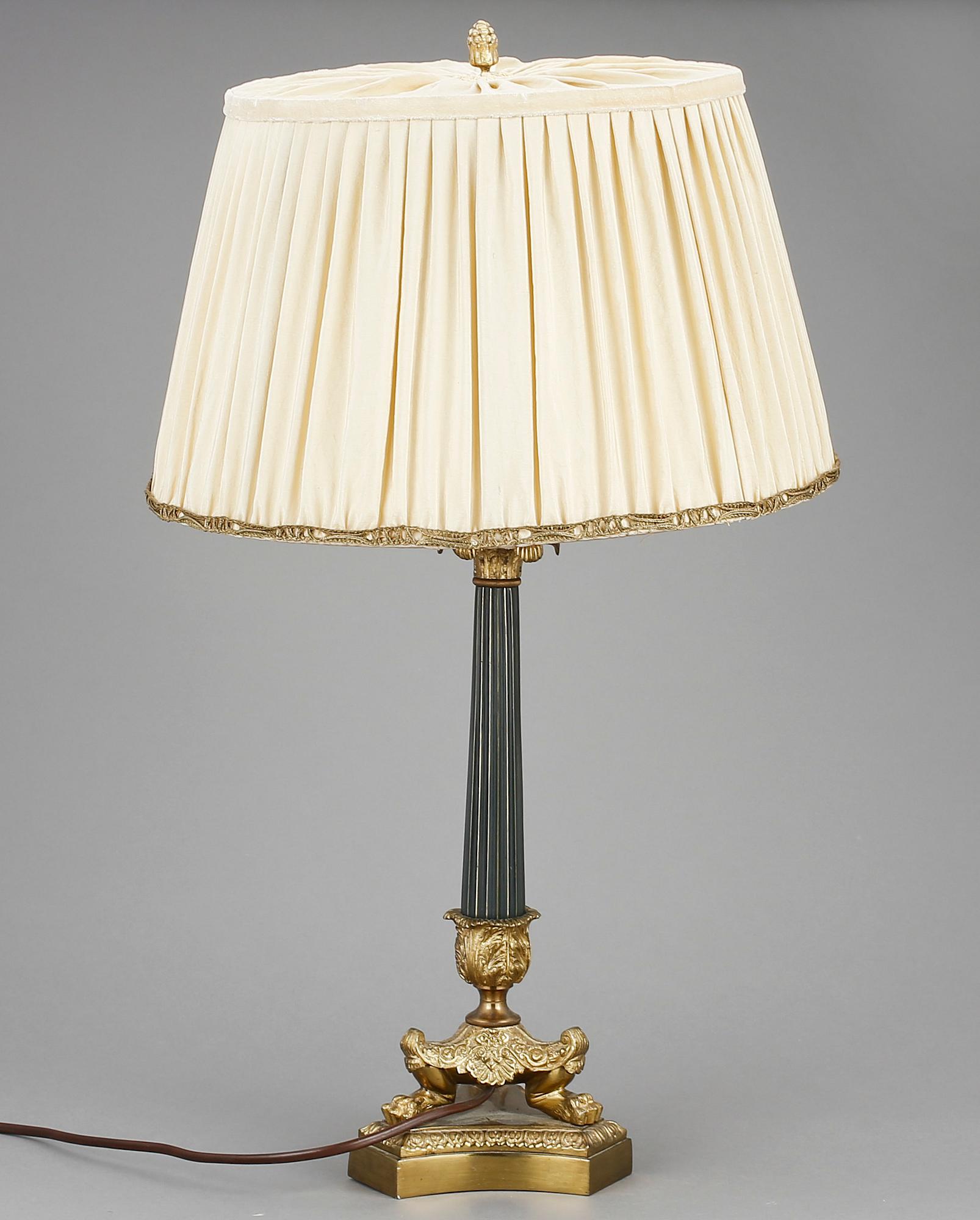 BORDSLAMPA, mässing, senempirestil, 1900-talets första hälft.