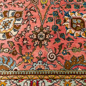 A Tbriz carpet of Safavid 'vase' design, approx. 397x295 cm.