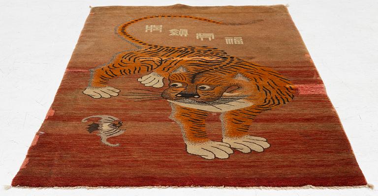 Matta, Mongoliet, antik, omkring 1900, ca 168 x 94 cm.