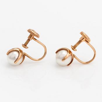 Elis Kauppi, A pair of 14K ogld earrings with cultured pearls. Kupittaan kulta, Turku.