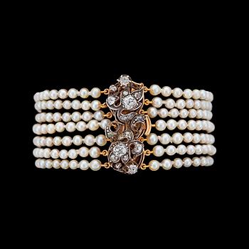 246. A cultured pearl and diamond bracelet, tot. app. 1.40 cts.