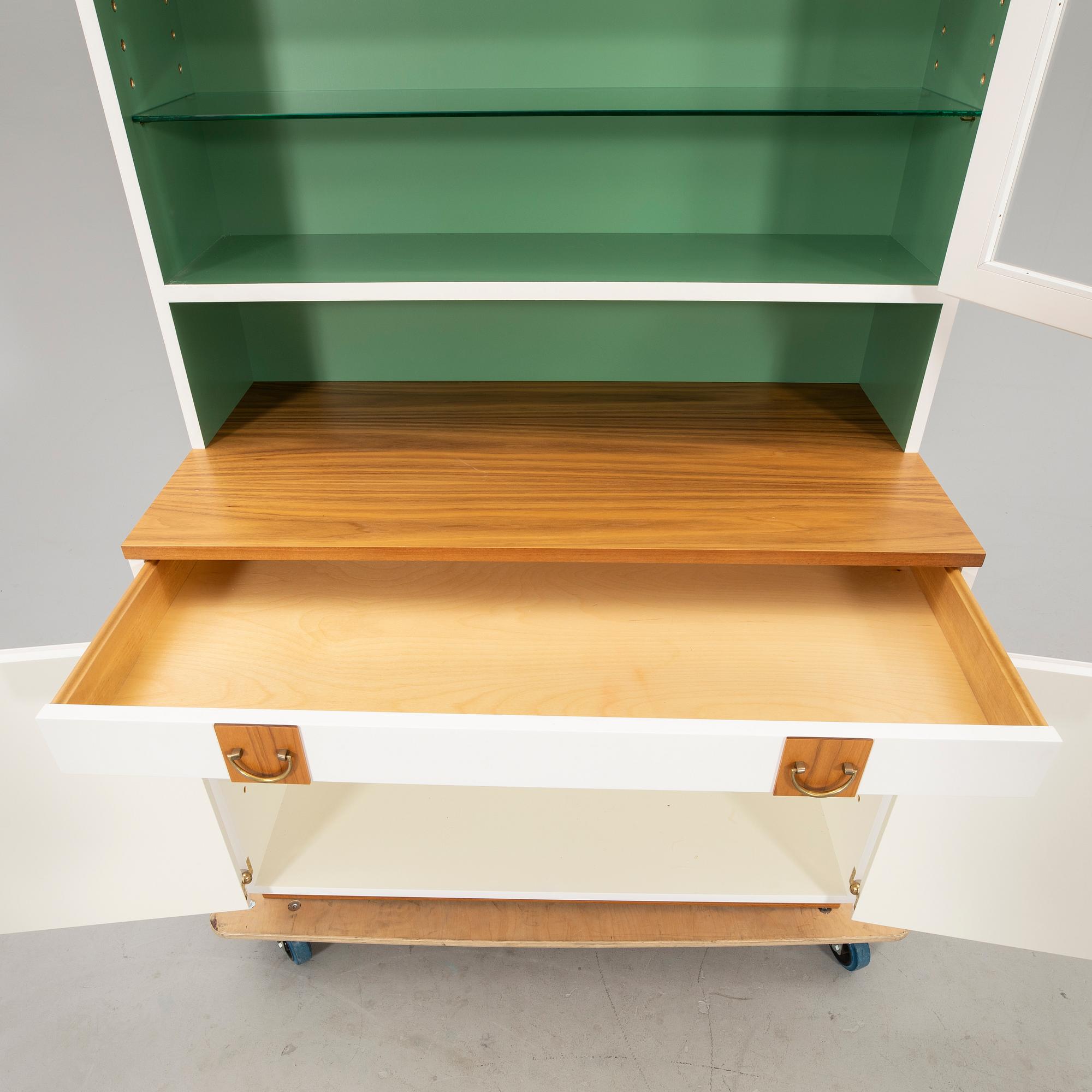 Josef Frank. Bokhylla med vitrin, modell 2255 för Firma Svenskt Tenn.