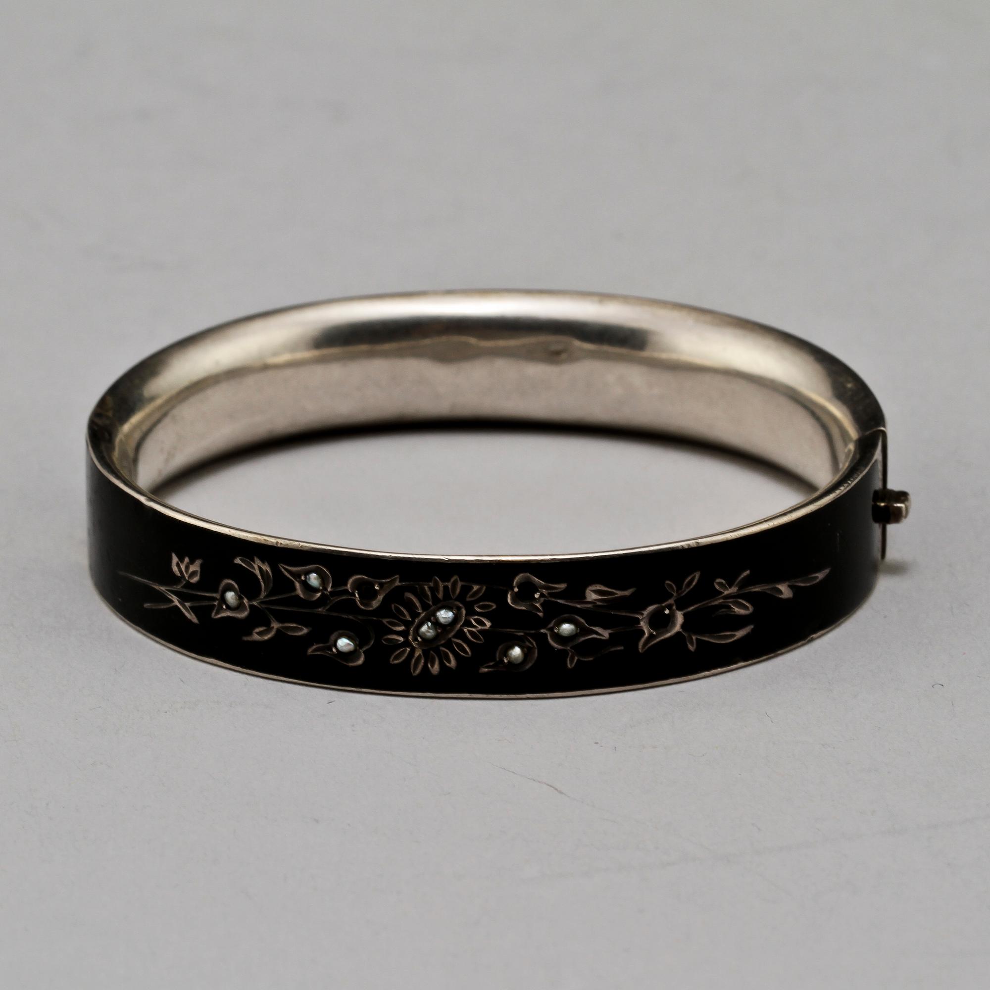 ARMLÄNK, silver samt svart emalj och små odlade pärlor, Johan Pettersson Stockholm, 1900-tal. Vikt 21 g.