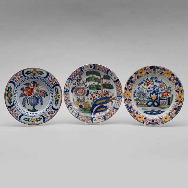 TALLRIKAR, 3 st, fajans, Frankrike/Nederländerna, 1900-tal.