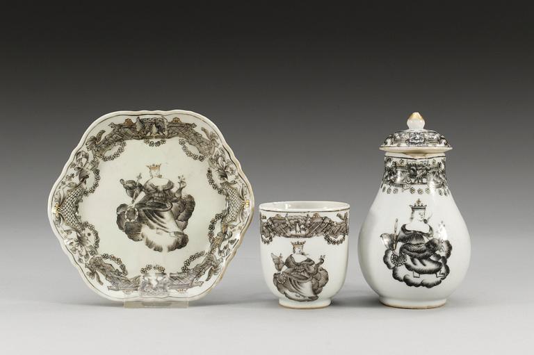 A grisailles 'European Subject' set of cup, a dish and a small pot with cover, Qing dynasty, Qianlong (1736-95). (3).