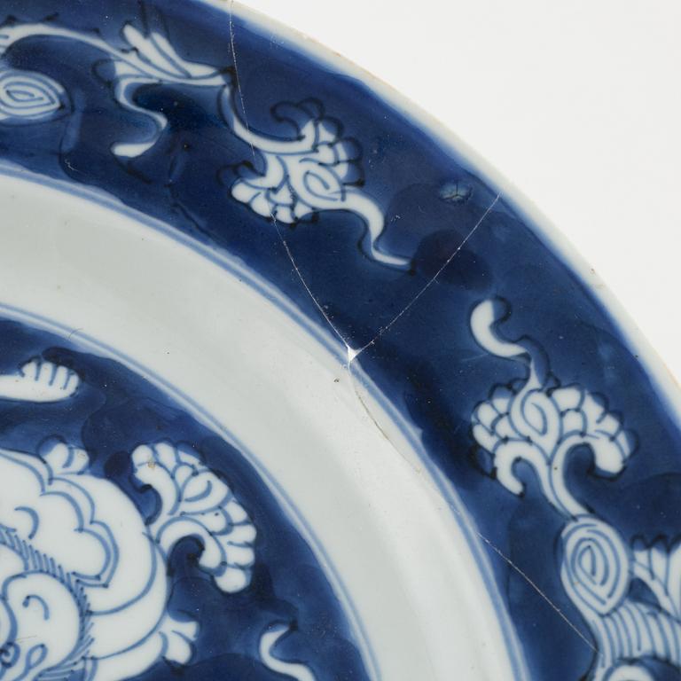 A Chinese blue and white porcelain dish, Qing dynasty, Kangxi (1662-1723).