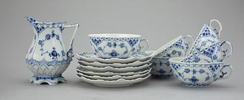 SERVISDELAR 12 st, porslin. "Musselmalet", Royal Copenhagen.