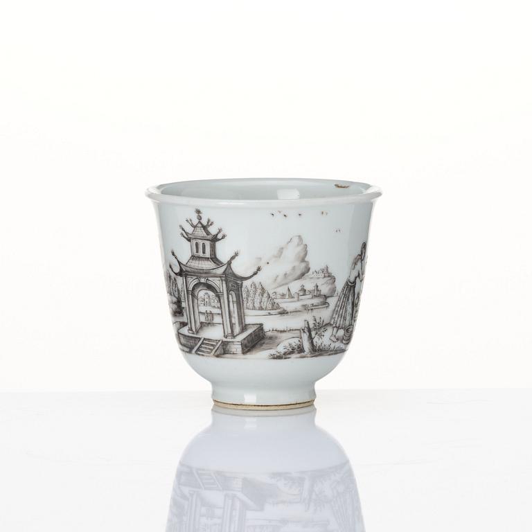 A Chinese Export grisaille cup, 18th century. 'Posfeleyn VerKoopeing'.