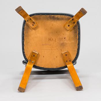 Alvar Aalto, A chair model 63 by O.Y. Huonekalu- ja Rakennustyötehdas A.B. Mid-20th century.