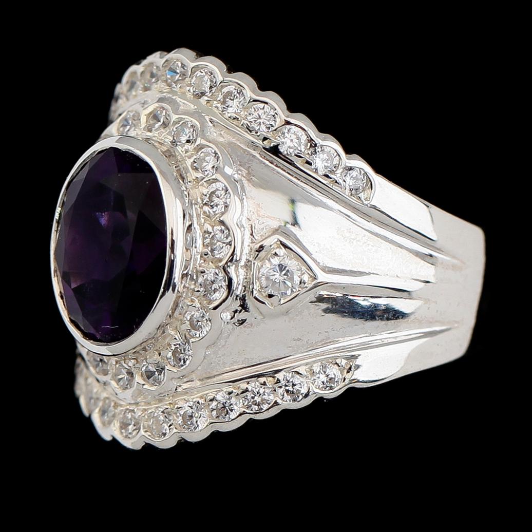 RING, vitguldspläterat sterlingsilver, ametist ca 2.30 ct, vita safirer tot ca 0.70 ct.