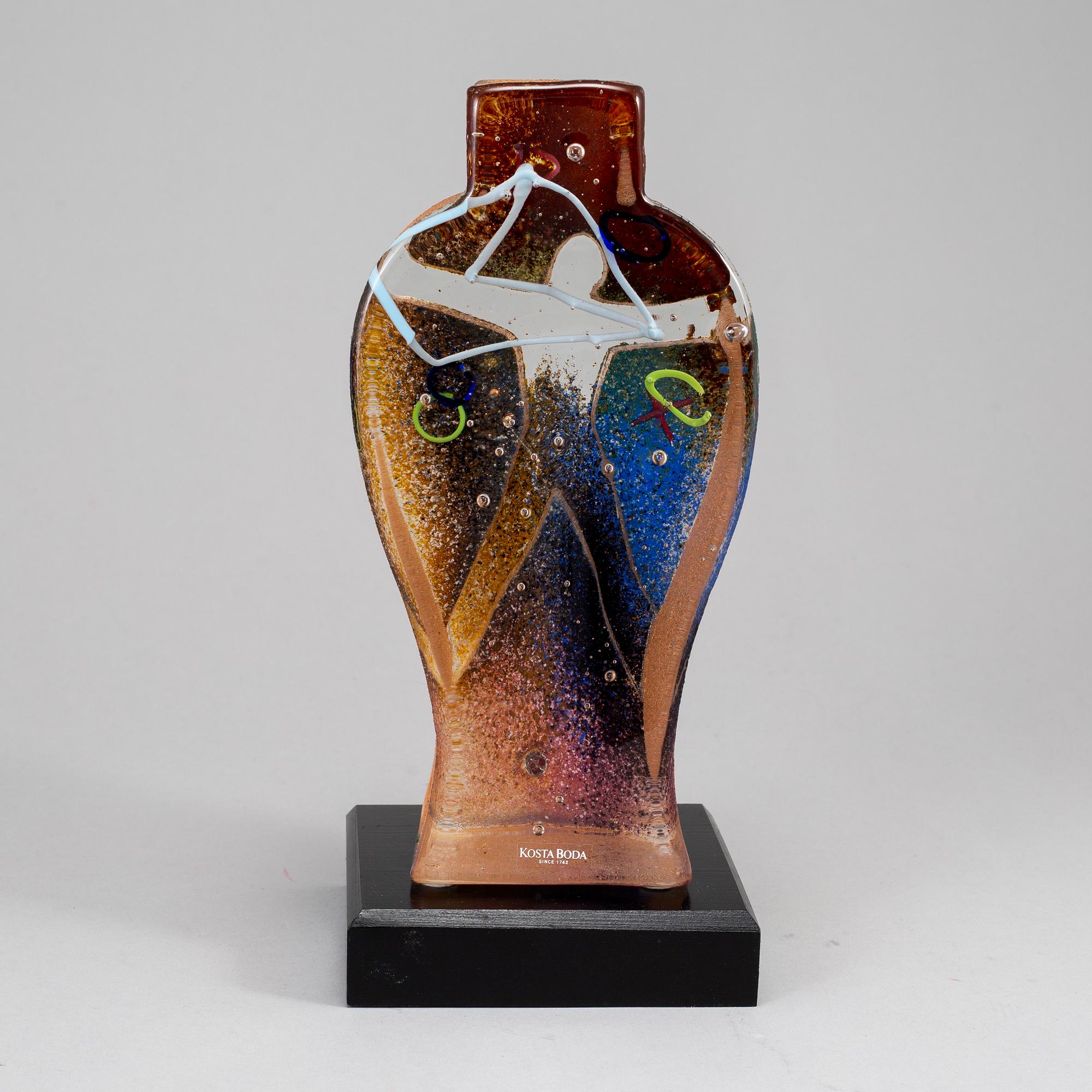 BERTIL VALLIEN, a glass sculptuire from Kosta Boda, numbered 22/55.