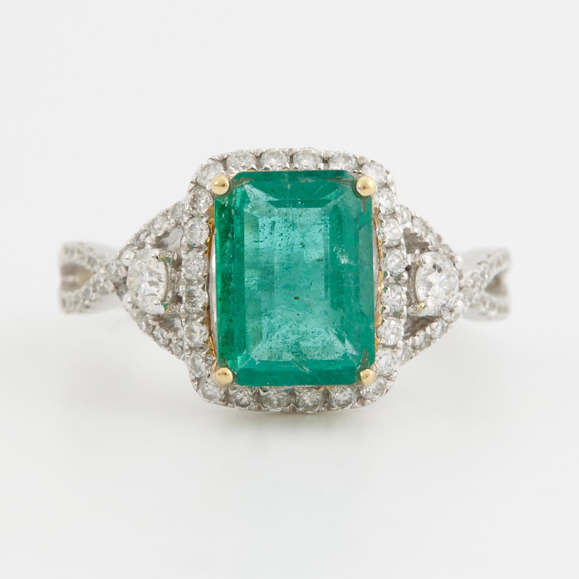 RING, med smaragd ca 2.20 ct samt briljantslipade diamanter ca 0.55 ct.