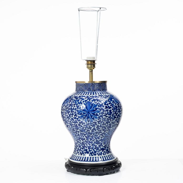 A blue and white porcelain urn/table lamp, 20th century.