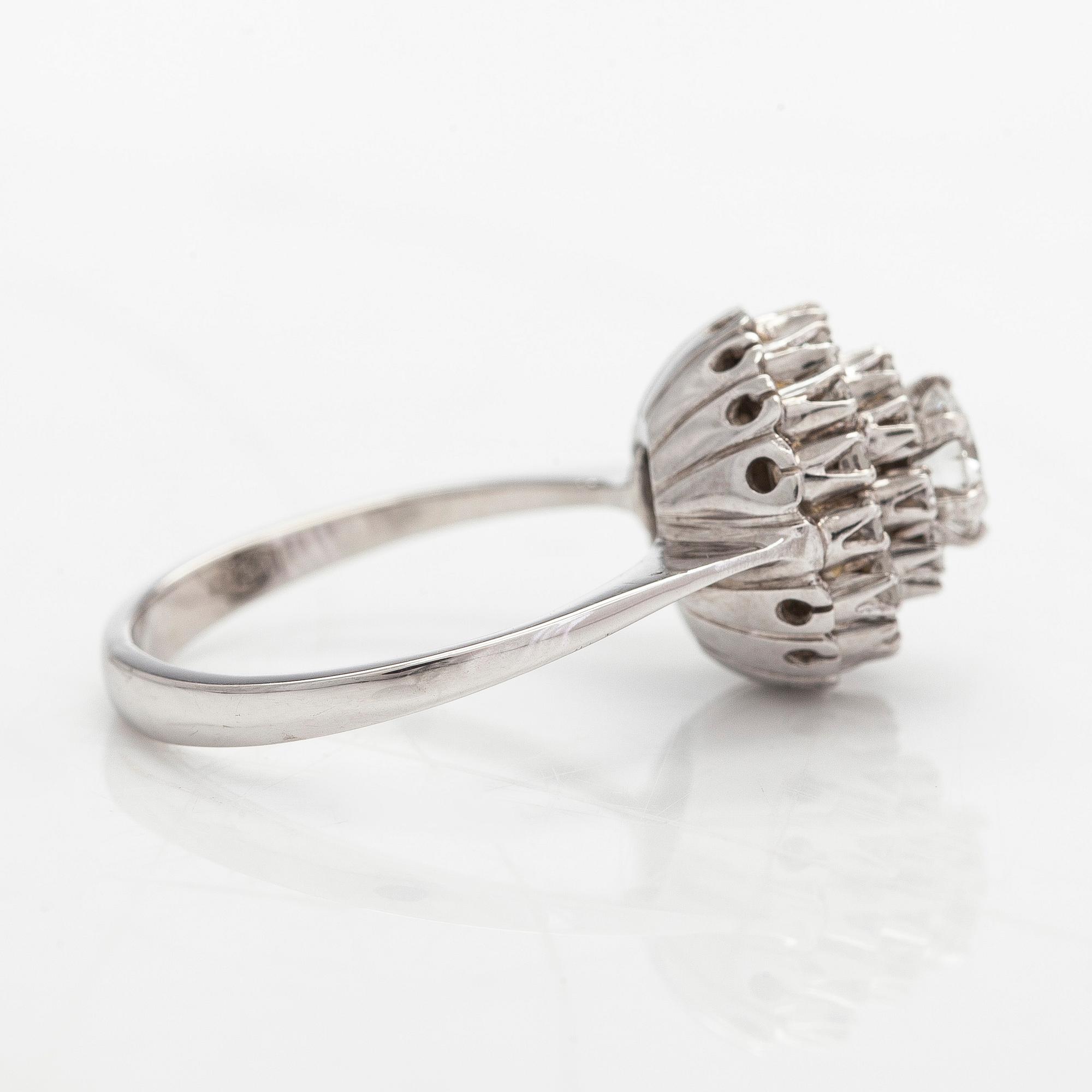 An 18K whitegold cluster ring set with a brilliant- and single-cut diamonds.
