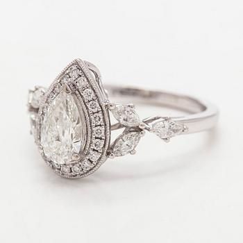 Ring, 18K vitguld med päronslipad diamant samt markis- och briljantslipade diamanter.