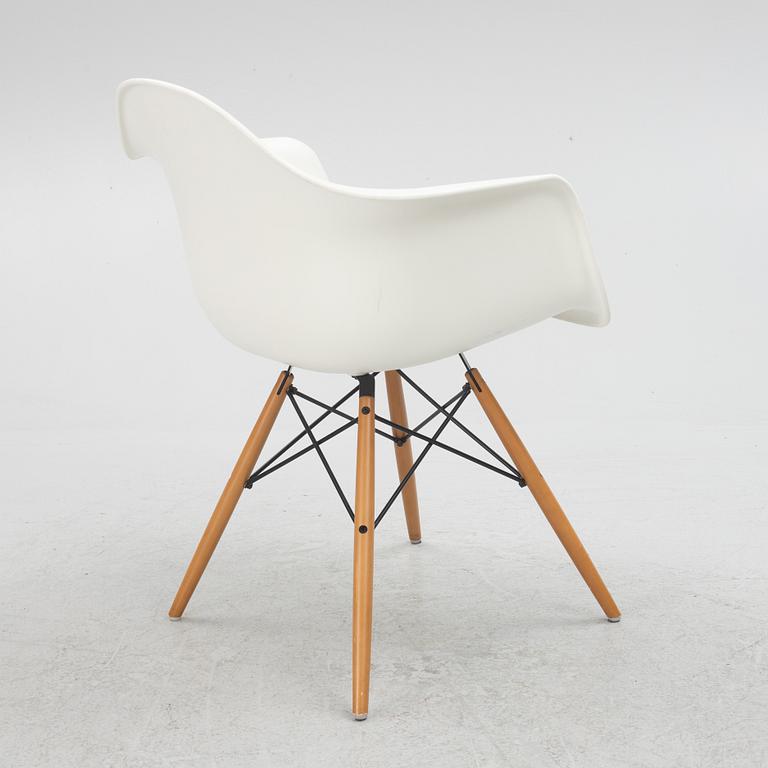 Charles & Ray Eames, a "plastic Armchair" Vitra, 2013.