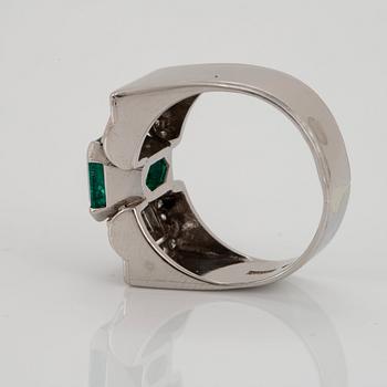 A WA Bolin platinum ring set with a faceted emerald with a weight of ca 2.30 cts.