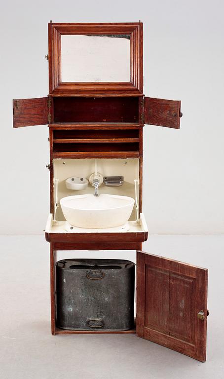 TOALETTSKÅP, för fartyg, 1900-talets början.