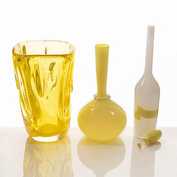Vaser, 2 st samt flaska, glas, bl.a. Venini, Murano, Italien.