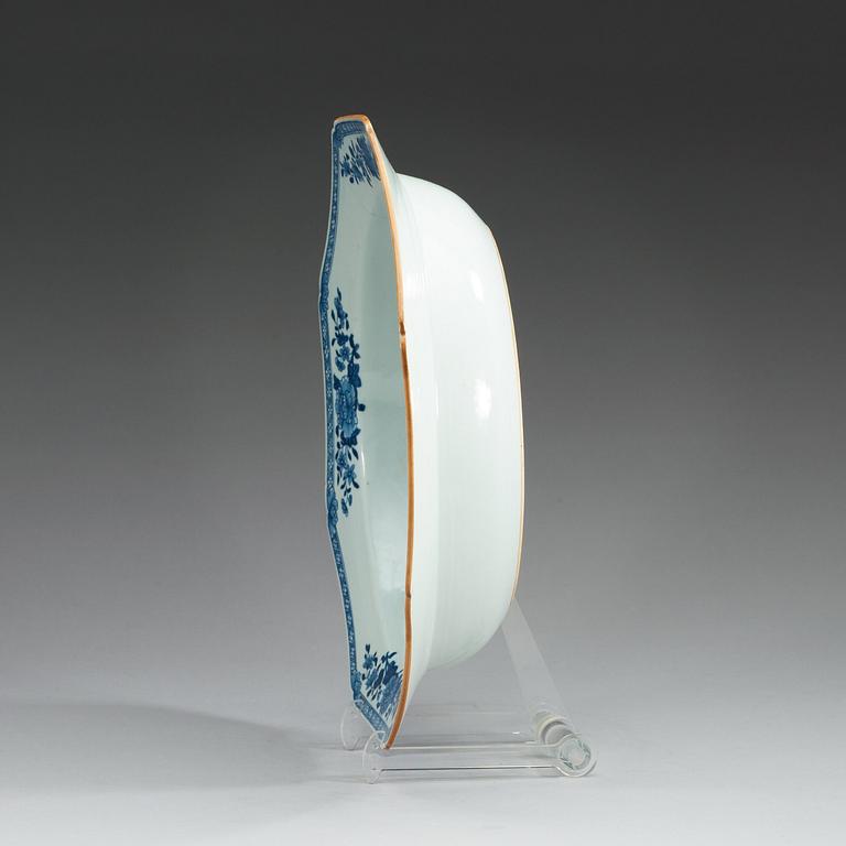 A blue and white basin, Qing dynasty, Qianlong (1736-95).