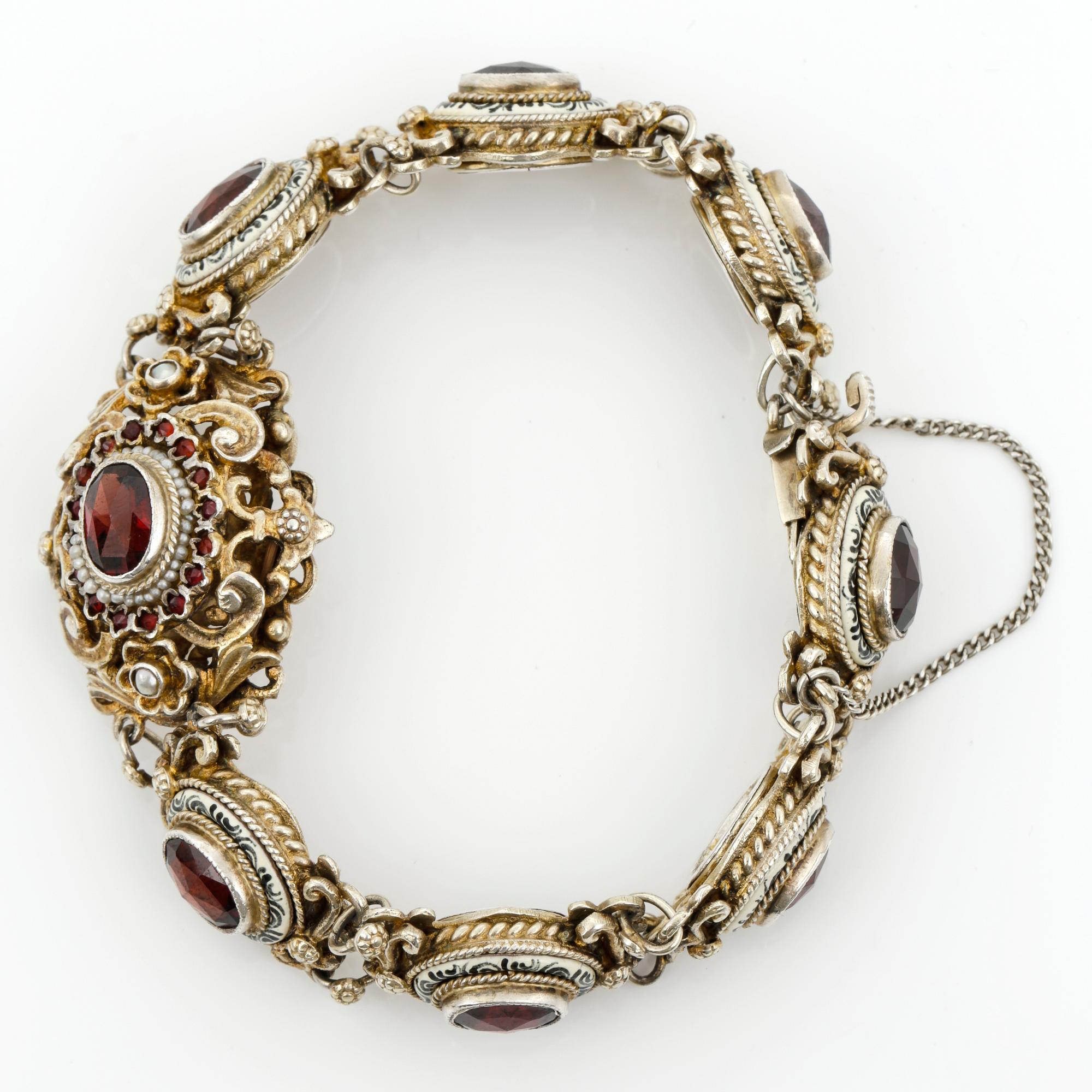 ARMBAND OCH ÖRHÄNGEN, förgyllt silver,vit och svart emalj, sötvattenpärlor och rosenslipade glasstenar. Vikt 52 g.