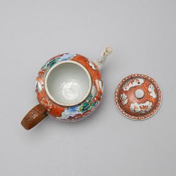 A CHINESE PORCELAIN TEA POT WITH LID 18TH CENTURY.