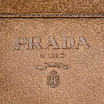LAUKKU, Prada.