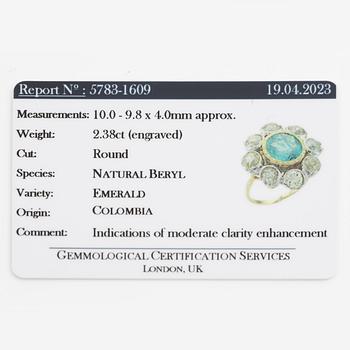 Ring, cocktailring, 18K guld och platina med smaragd och gammalslipade diamanter, medföljande report.