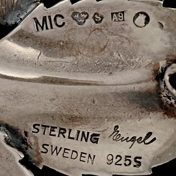 BROSCH, silver samt 2 cabocholslipade malakiter, Gertrud Engel för A Michelsen, Stockholm, 1951. Vikt 12 g.