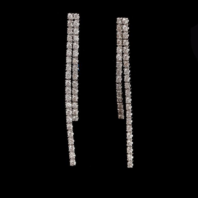 ÖRHÄNGEN, 1 par, 18 k vitguld, briljantslipade diamanter 1.08 ct.