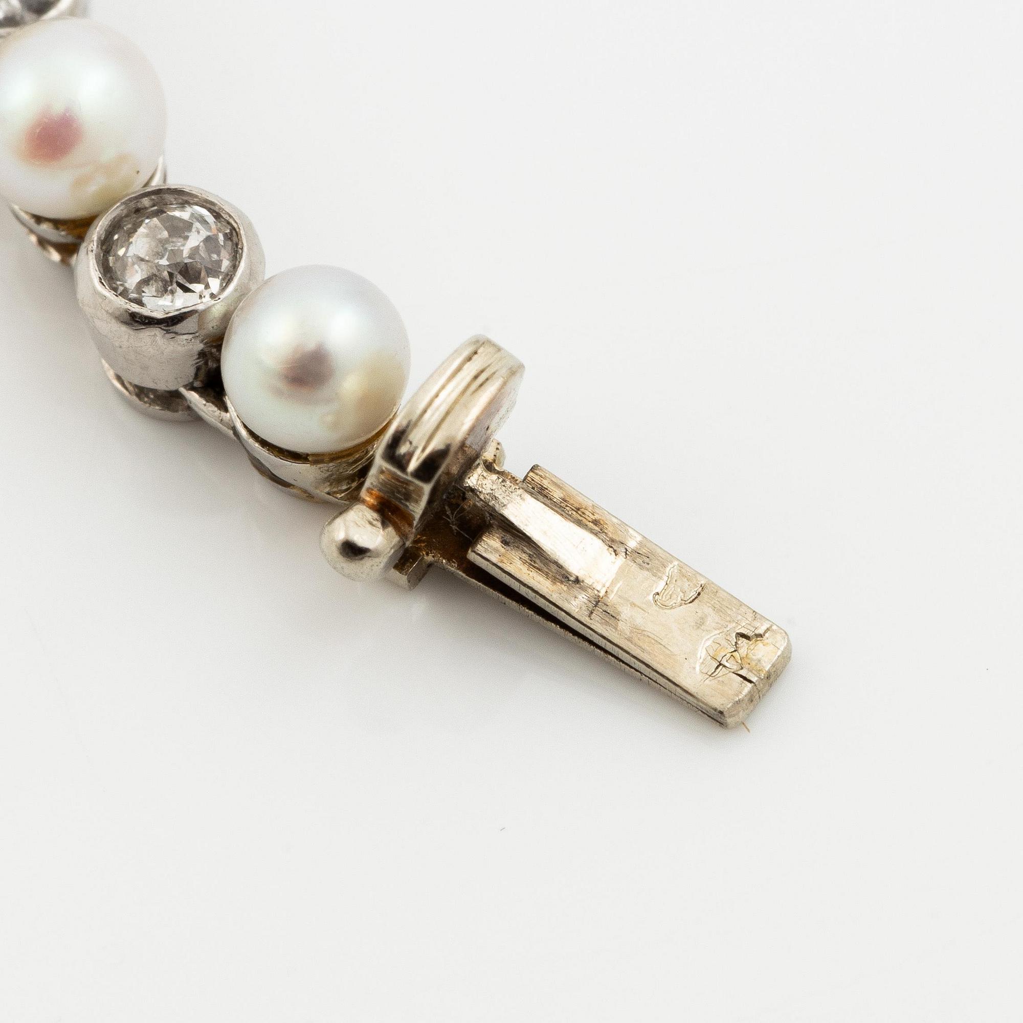 Bracelet/necklace platinum and 18K white gold with pearls and old-cut diamonds. Likely from the 1930s.