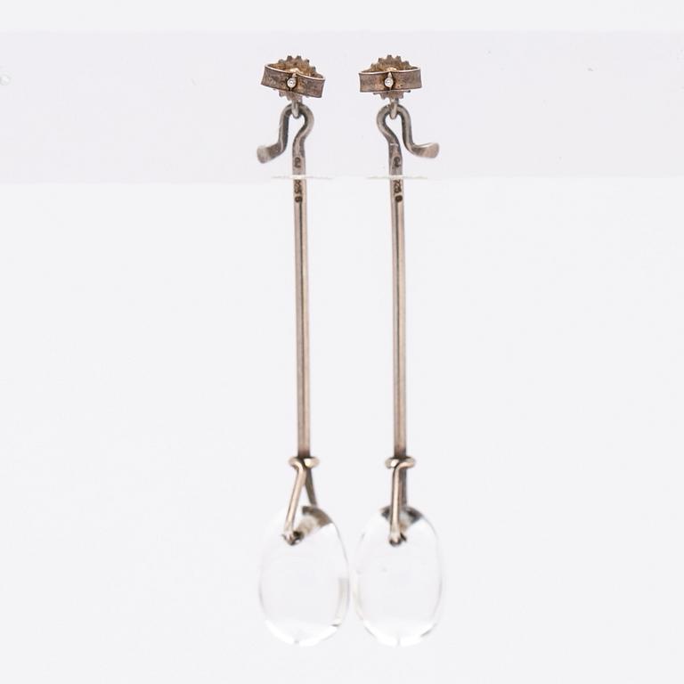 Vivianna Torun Bülow-Hübe, örhängen "Dew-drops", silver och bergkristall för Georg Jensen.