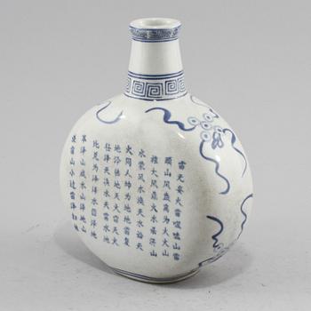 FLASKA, porslin, Kina, 1900-tal.