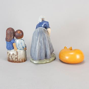 LISA LARSON samt ROYAL COPENHAGEN, figuriner, tre stycken, porslin och stengods.