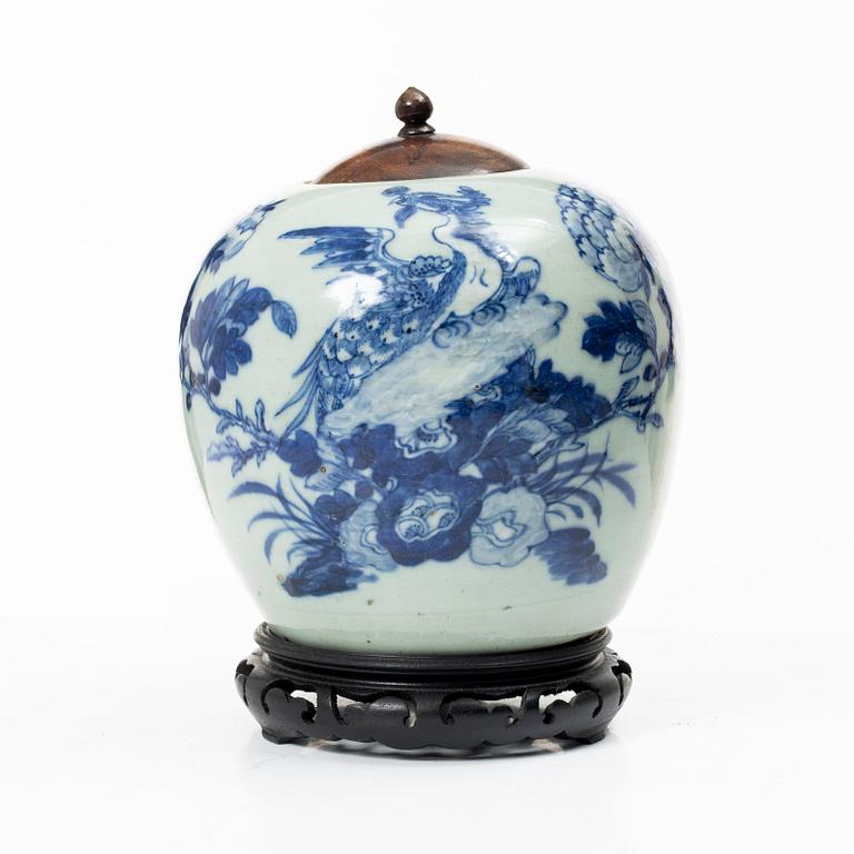 A porcelain pot with wooden cover and stand, China, 19th century.