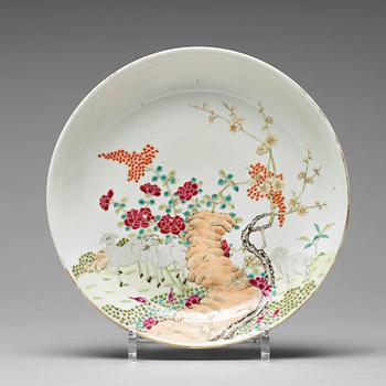 609. A famille rose dish, Qing dynasty, 19th Century.