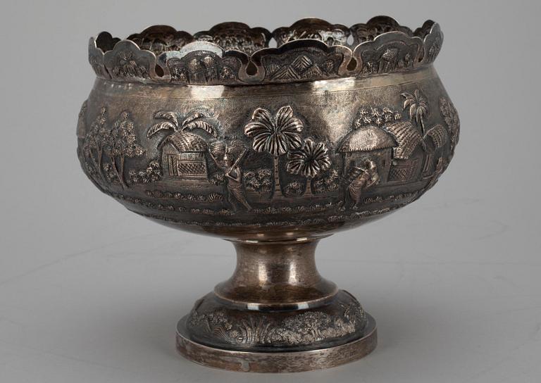 SKÅL, österländskt silver. Vikt 474 g.