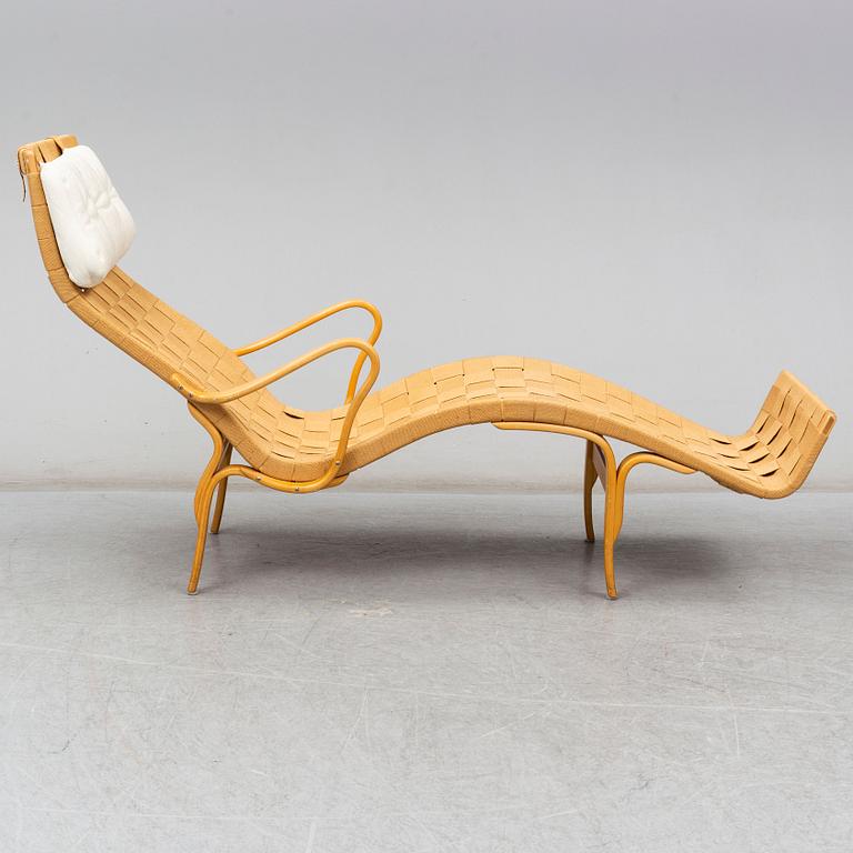 BRUNO MATHSSON, vilfåtölj, "Pernilla", Firma Karl Mathsson, Värnamo, 1980.