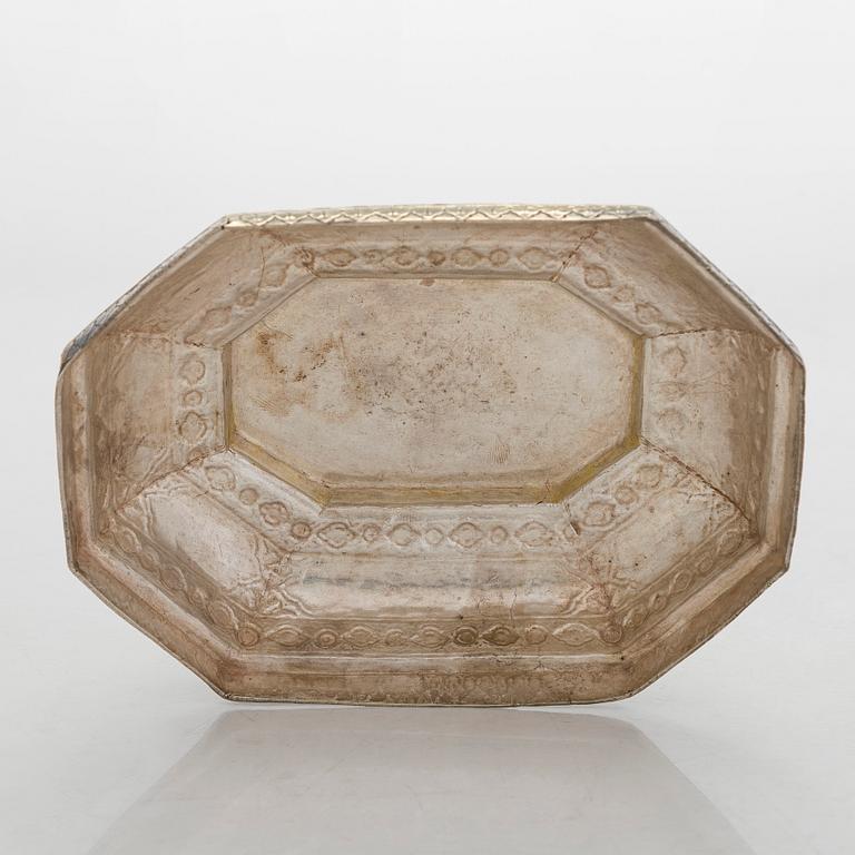 Pan-skrin på bricka, silver och förgyllt silver, mogulstil, Delhi, Indien, 1800-talets första hälft.