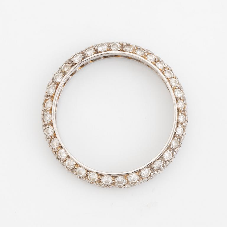 An 18K white gold ring set with round brilliant-cut diamonds.