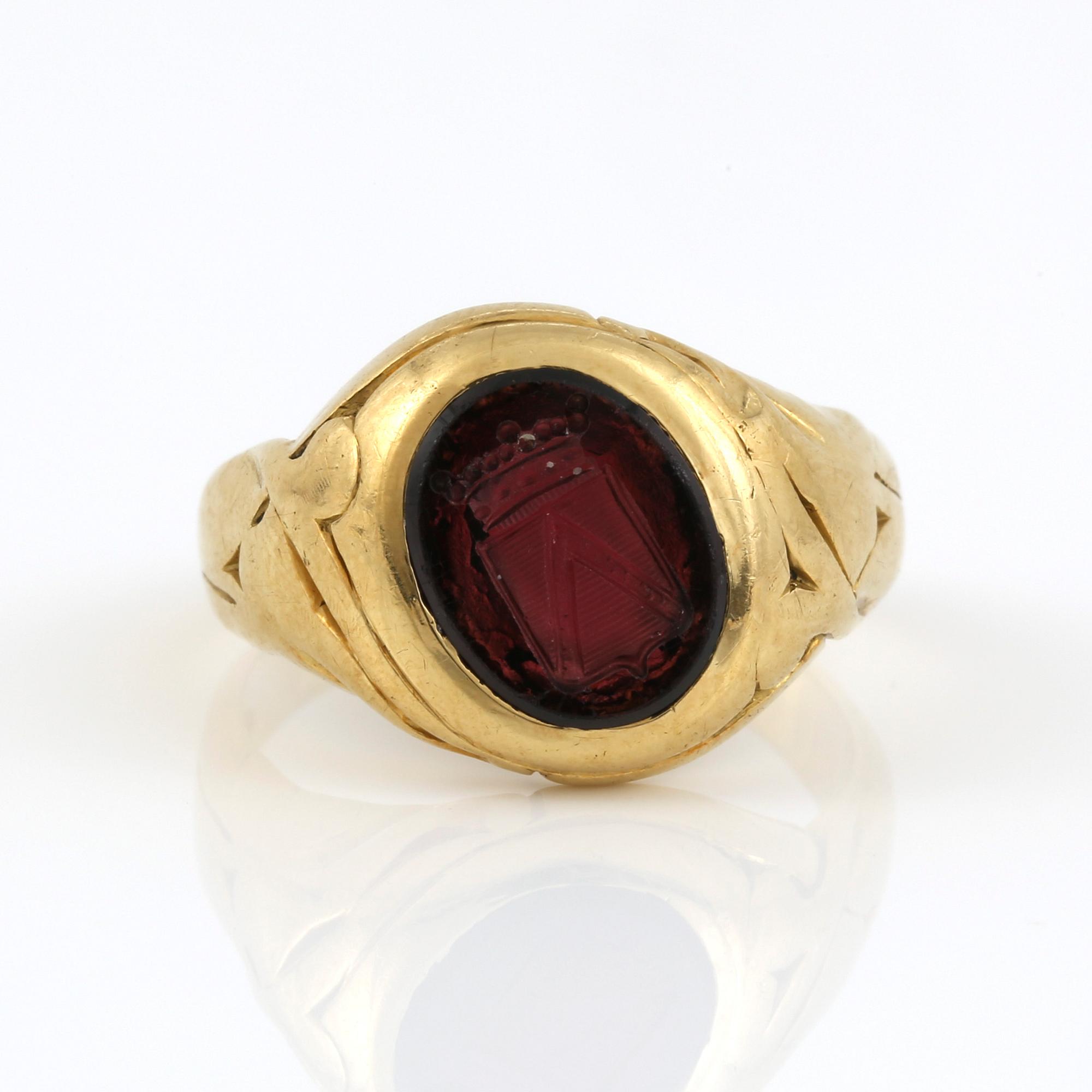 VAPENRING, 14 K, granat ca 3,49 ct. Vikt 10,01 g.