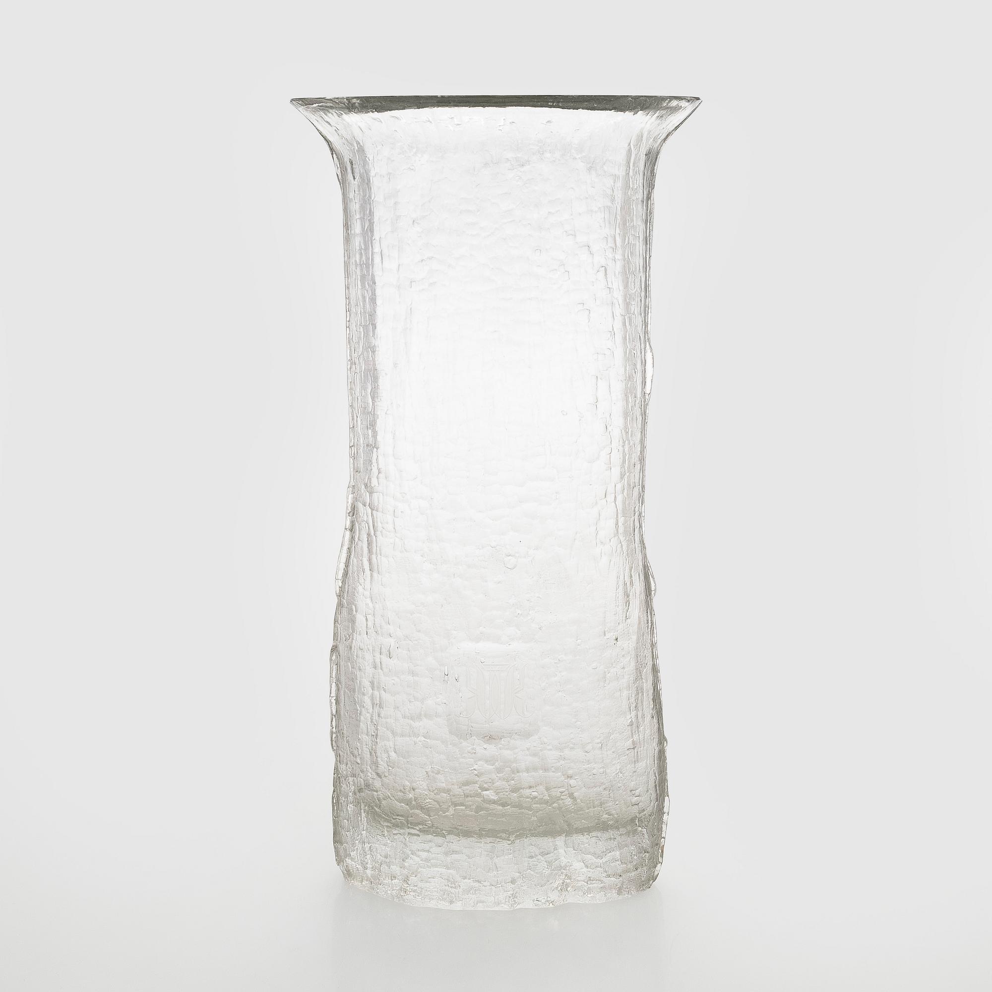 Timo Sarpaneva, A glass vase from "Finlandia"- series, signed Timo Sarpaneva.