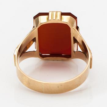 A 14K gold sinet ring with a carneol. Kultateollisuus, Turku 1951.