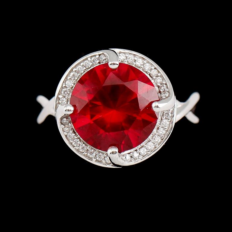RING, rhodinerat silver, vita safirer, röd sten.