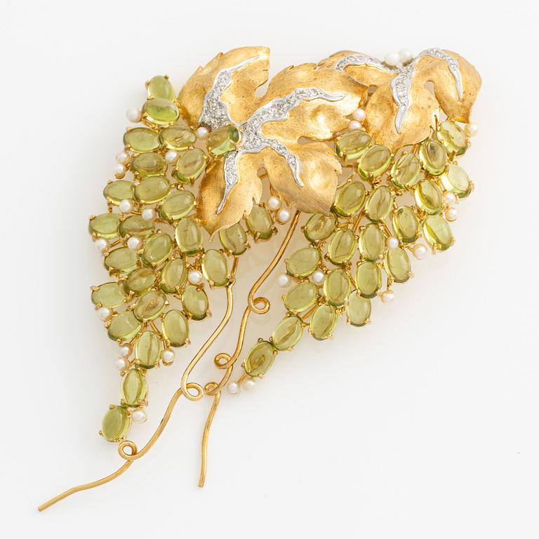 Brooch 18K gold with cabochon-cut peridot, round brilliant-cut diamonds, and cultured pearls.