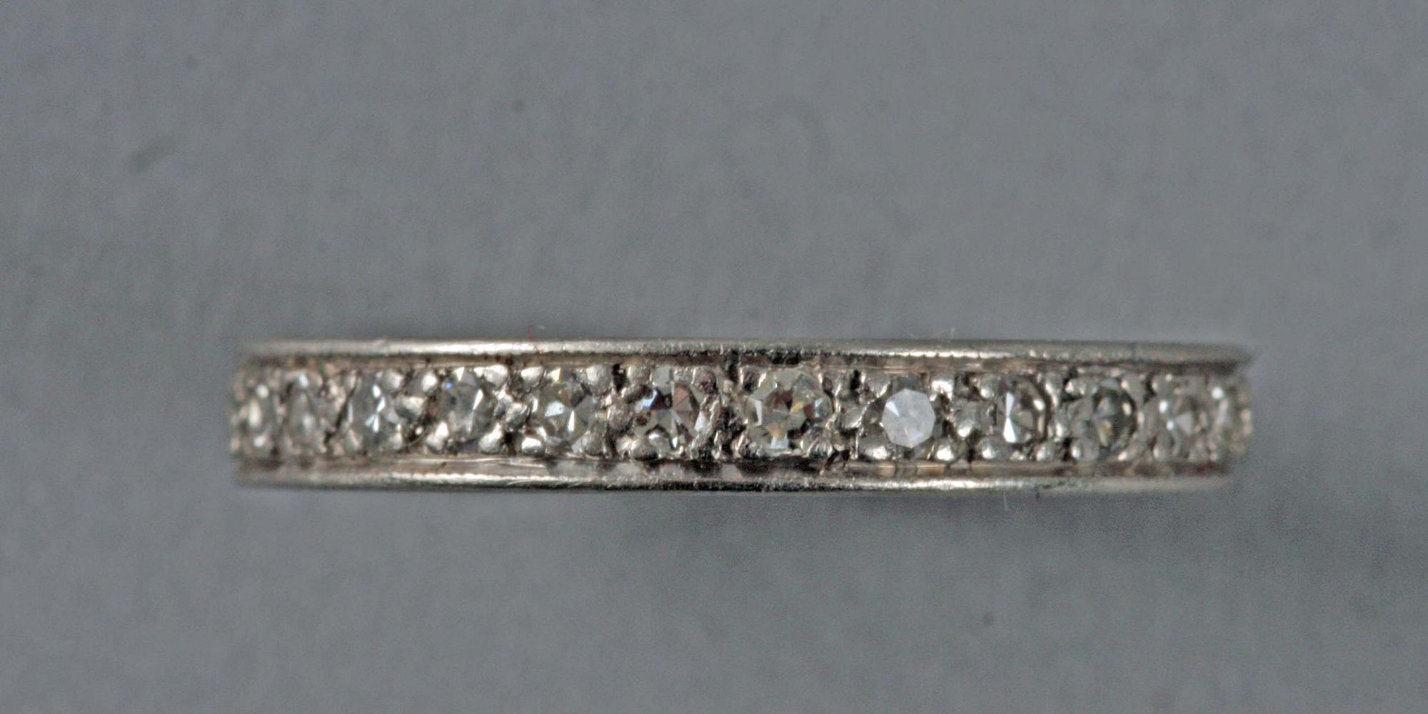 RING, helallians, vitguld  med briljanter, ostämplad.