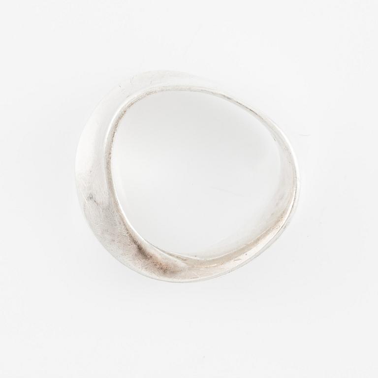Vivianna Torun Bülow-Hübe, ring "Möbius", sterling silver, for Georg Jensen.