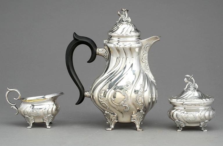 KAFFESERVIS, 3 delar, rokokostil, silver, CG Hallberg, 1948-1957, Totalvikt 827 gram. (inkl. kannans handtag).