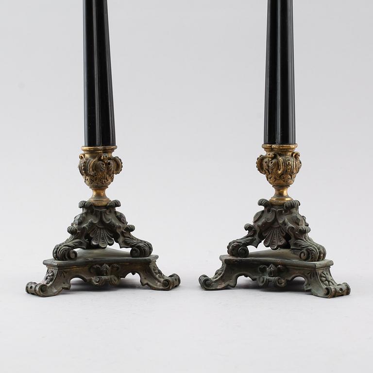 KANDELABRAR, 1 par, patinerad brons, senempire, 1800-talets mitt.