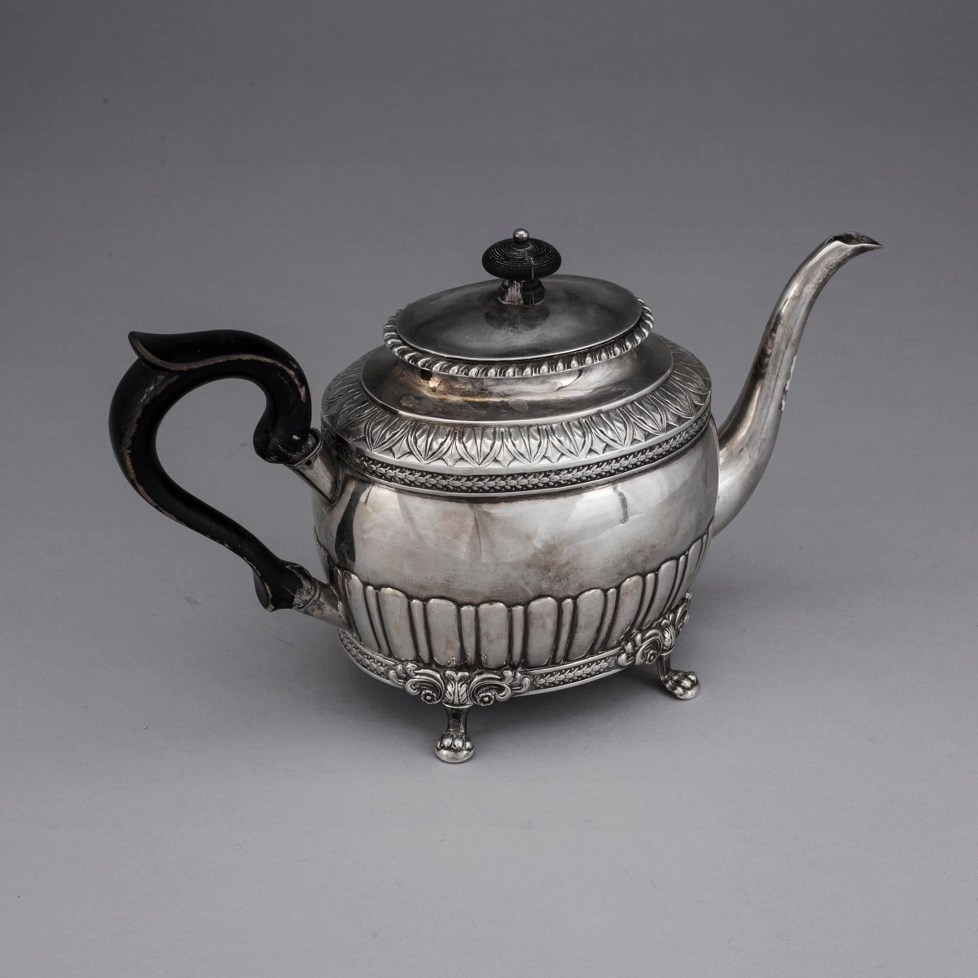 TEKANNA, silver. Empire, Johan Petter Grönvall, Stockholm 1844. Vikt ca 444 gram.